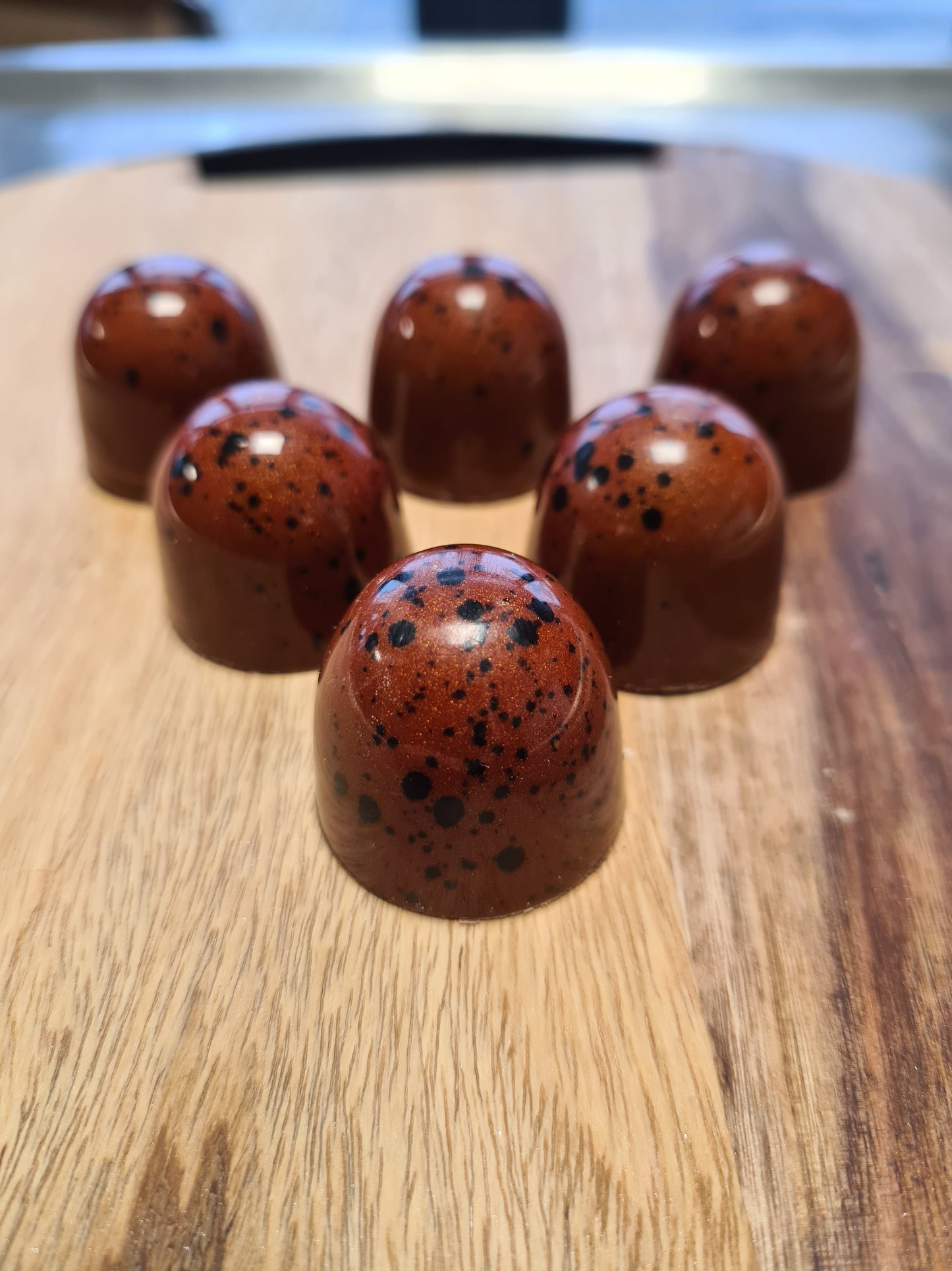 Ambachtelijke melkchocolade bonbon met een vulling van gezouten karamel (salted caramel) – Chocoladehuys