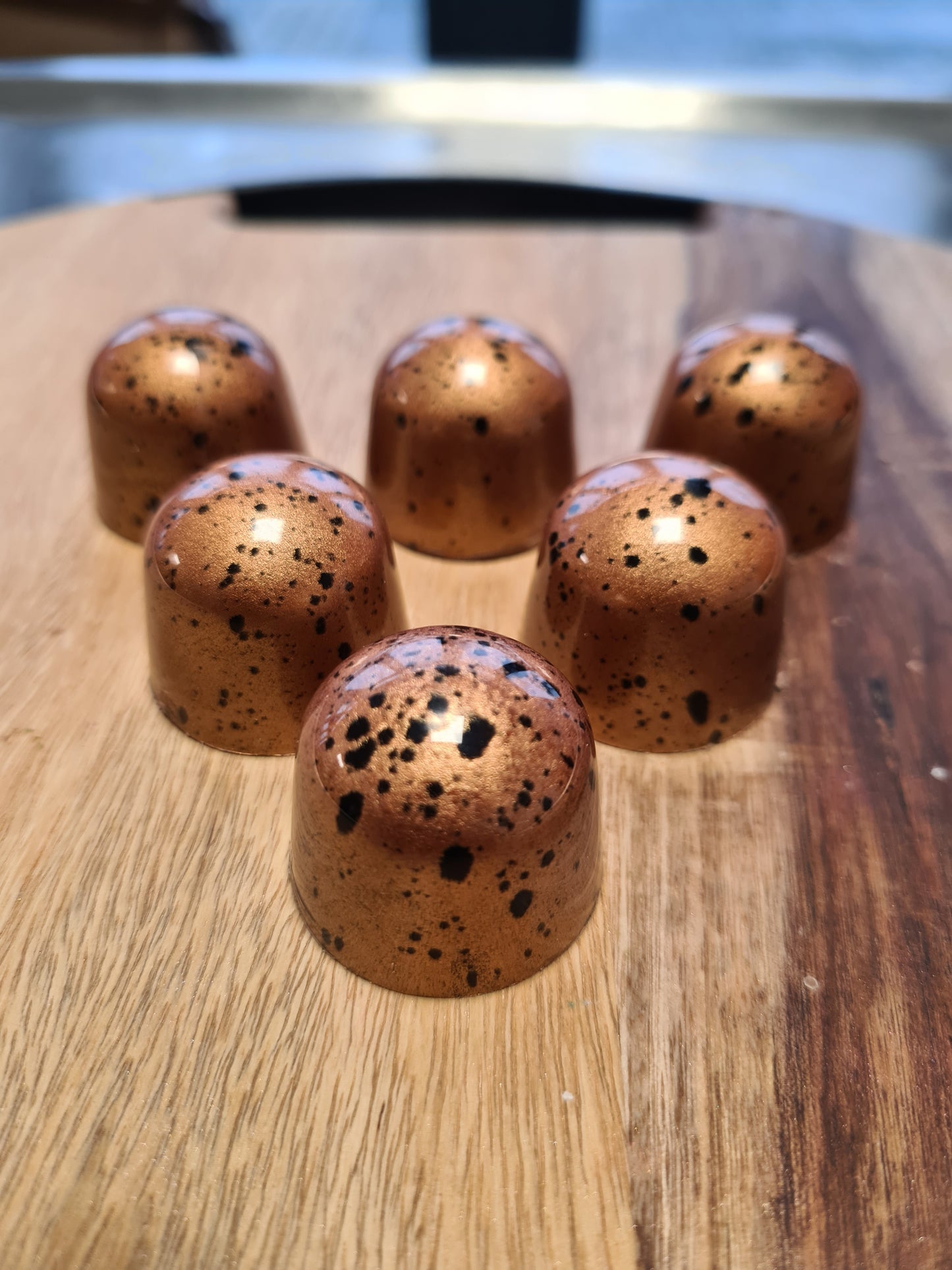 Ambachtelijke melkchocolade bonbon gevuld met romige amandelpraliné - Chocoladehuys