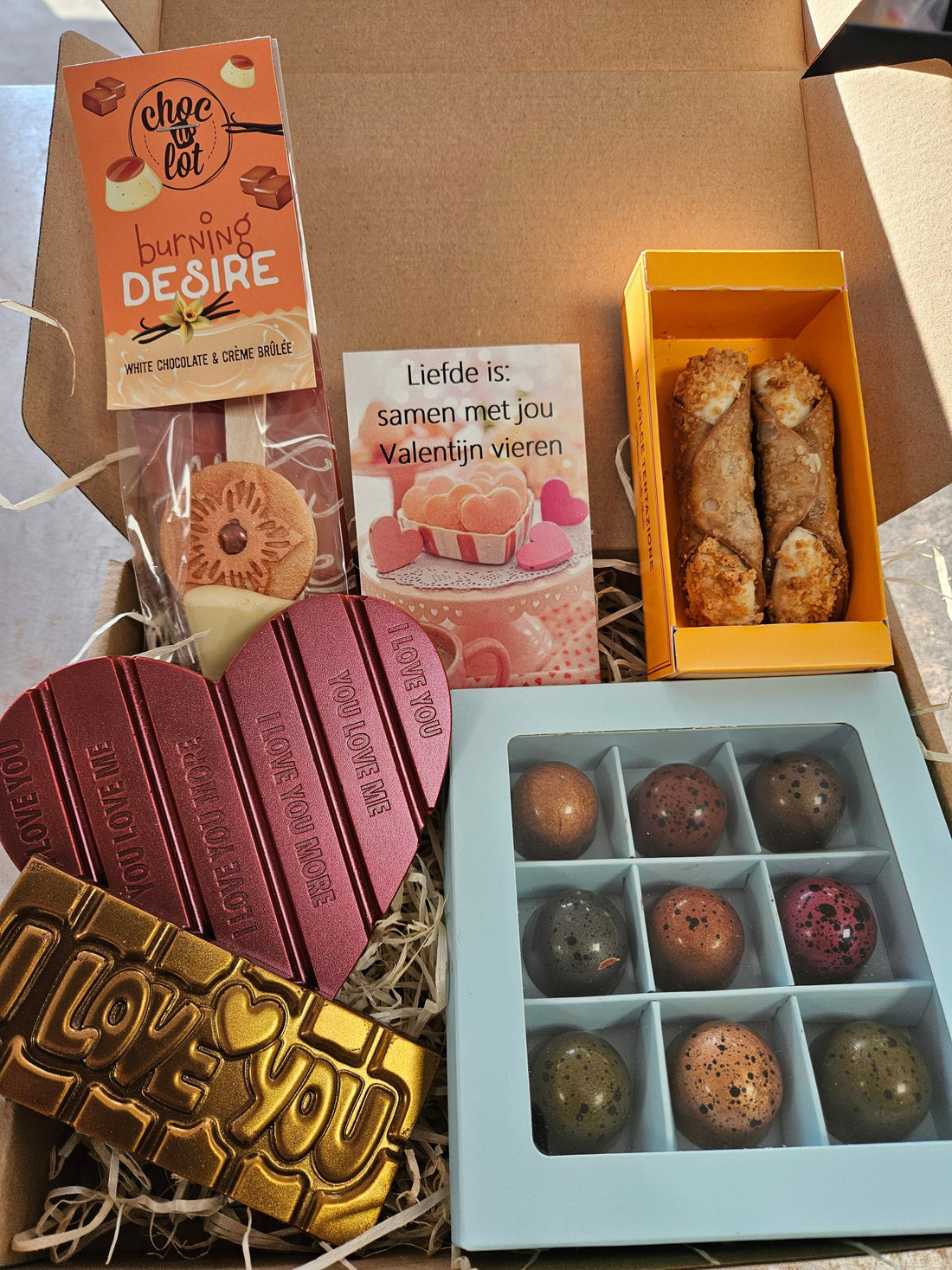 Luxe Valentijnsbox van het Chocoladehuys met bonbons, chocoladehart, cannoli en chocospoon