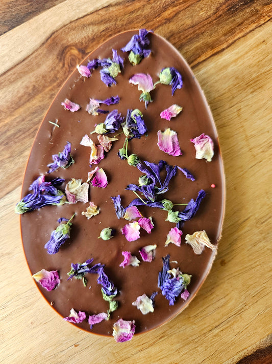 Chocoladereep Paasei met eetbare bloemen