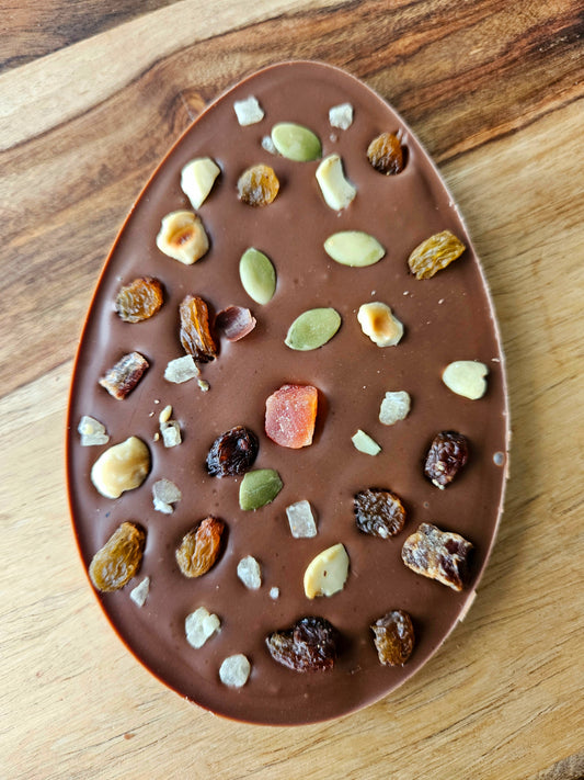 Chocoladereep Paasei met tropische rozijnenmix
